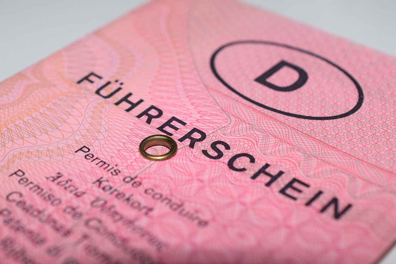 Der Weg zum neuen EU-Führerschein: Fristen und Umtausch Nahaufnahme eines deutschen Führerscheins, der ausgetauscht werden muss.