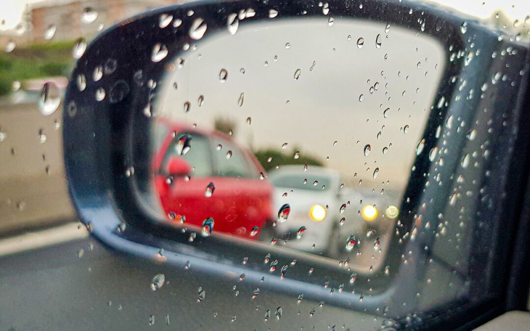 Sicher Fahren bei Regen: Tipps für Fahranfänger